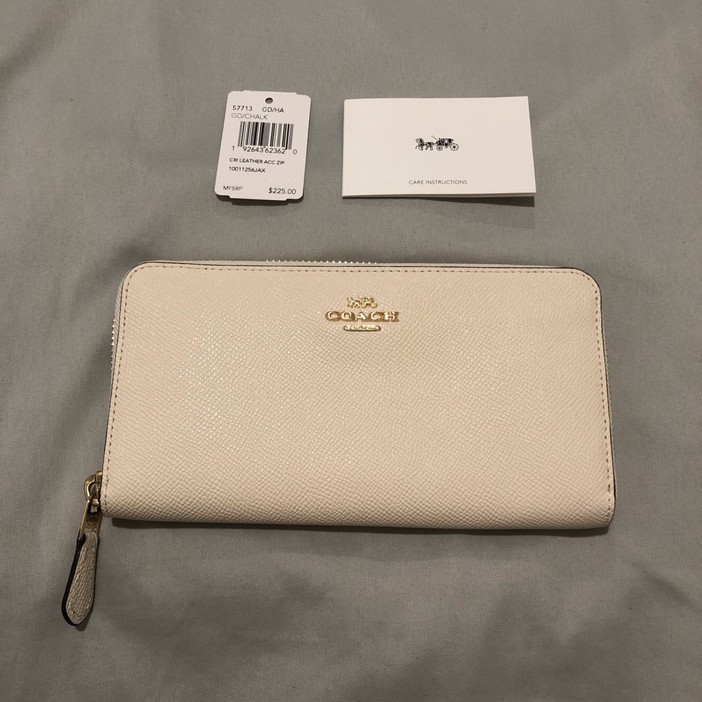 NEW - Coach Leather Wallet in Chalk / white (gold hardware - zipper)